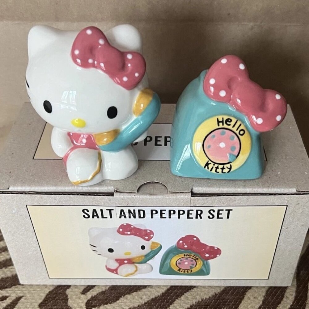 NEW Sanrio Hello Kitty Phone A Friend Blue Sky Salt & Pepper Shaker Set